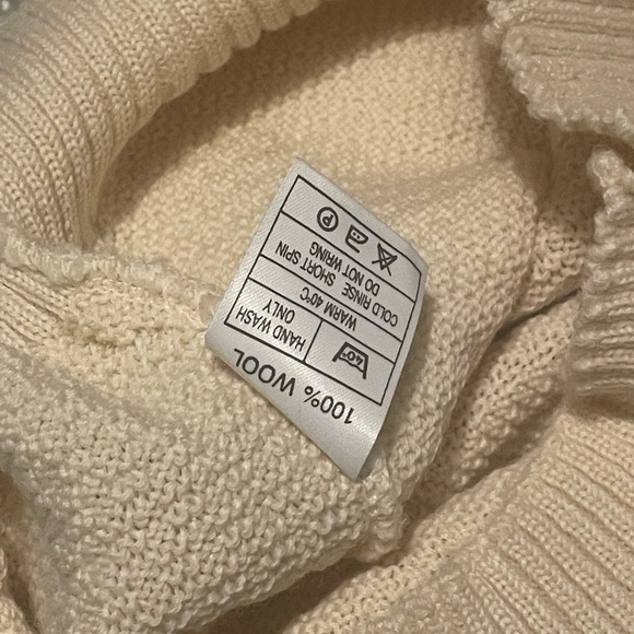 Authentic Burberry large crest 100% wool sweater - Picture 4 of 6